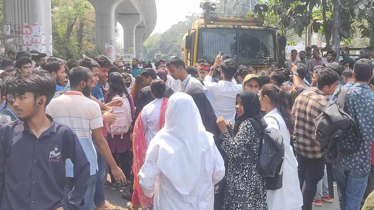 শাহবাগে ৩০ কলেজের শিক্ষার্থীর অবস্থান...