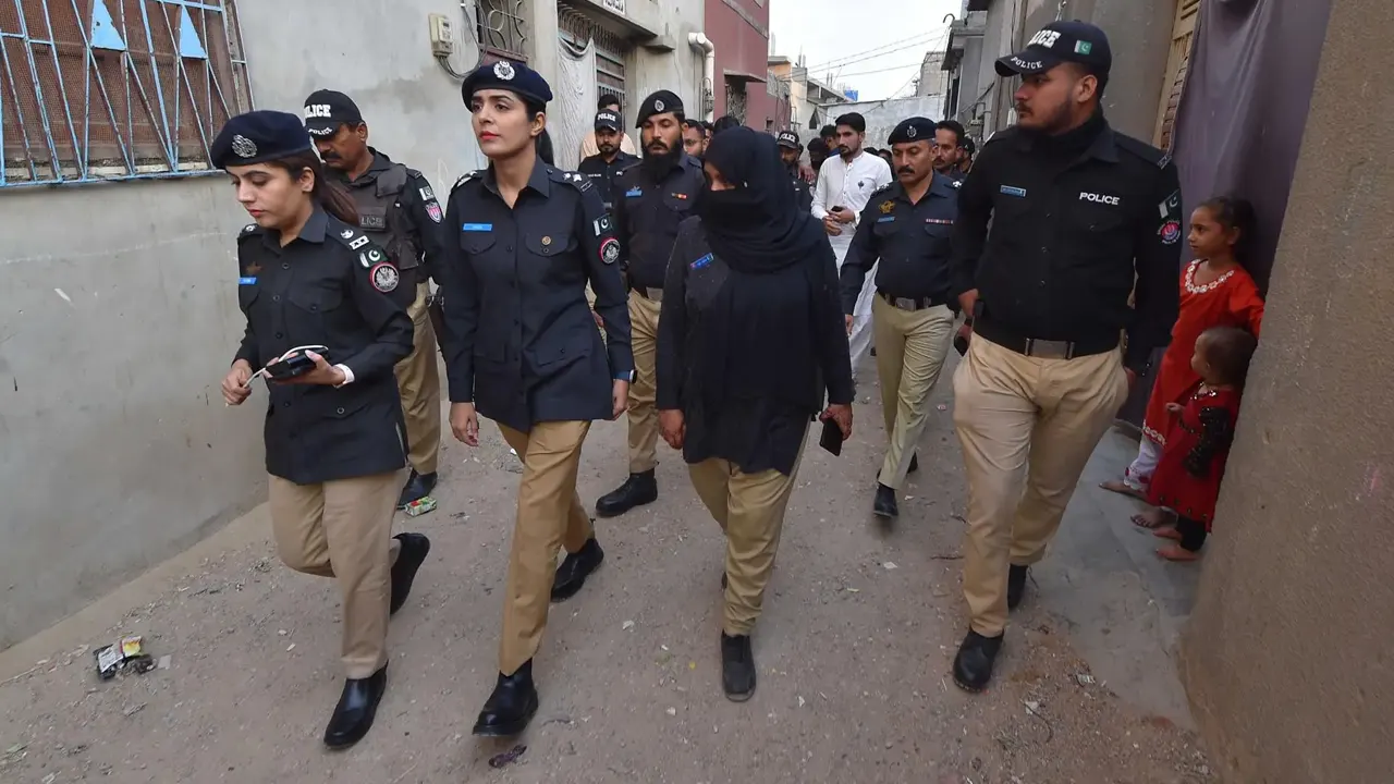 পাকিস্তানে ব্যাপক গোলাগুলি,   ৩ পুলিশ নিহত...