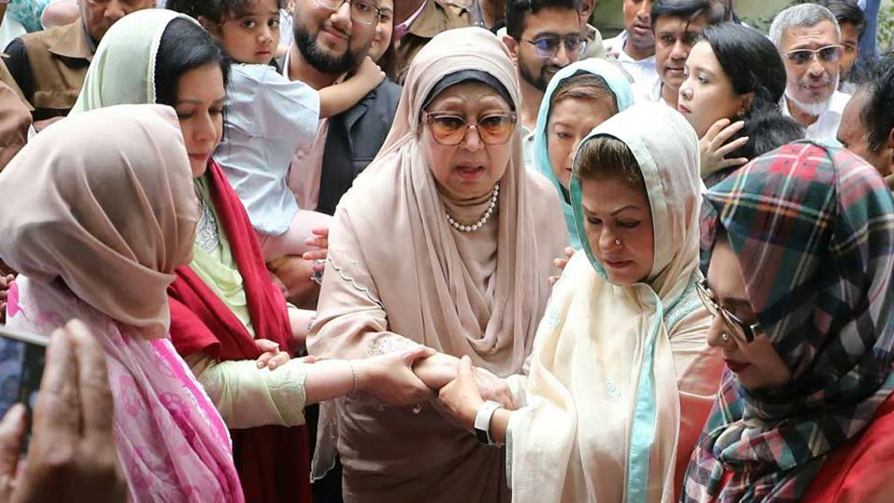 খালেদা জিয়া শারীরিক-মানসিকভাবে সুস্থ : ডা. জাহিদ...