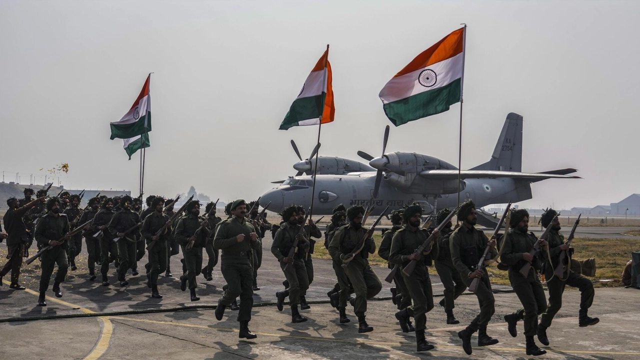 পাকিস্তানকে চোখ রাঙিয়ে ভারতের বিশাল সামরিক মহড়া...