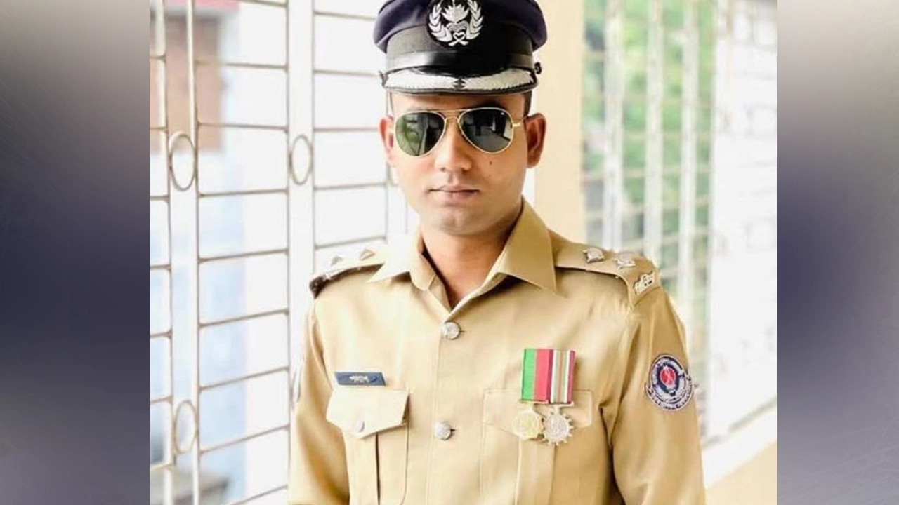 চট্টগ্রামে নিজ কার্যালয় থেকে র‌্যাব কর্মকর্তার মরদ...