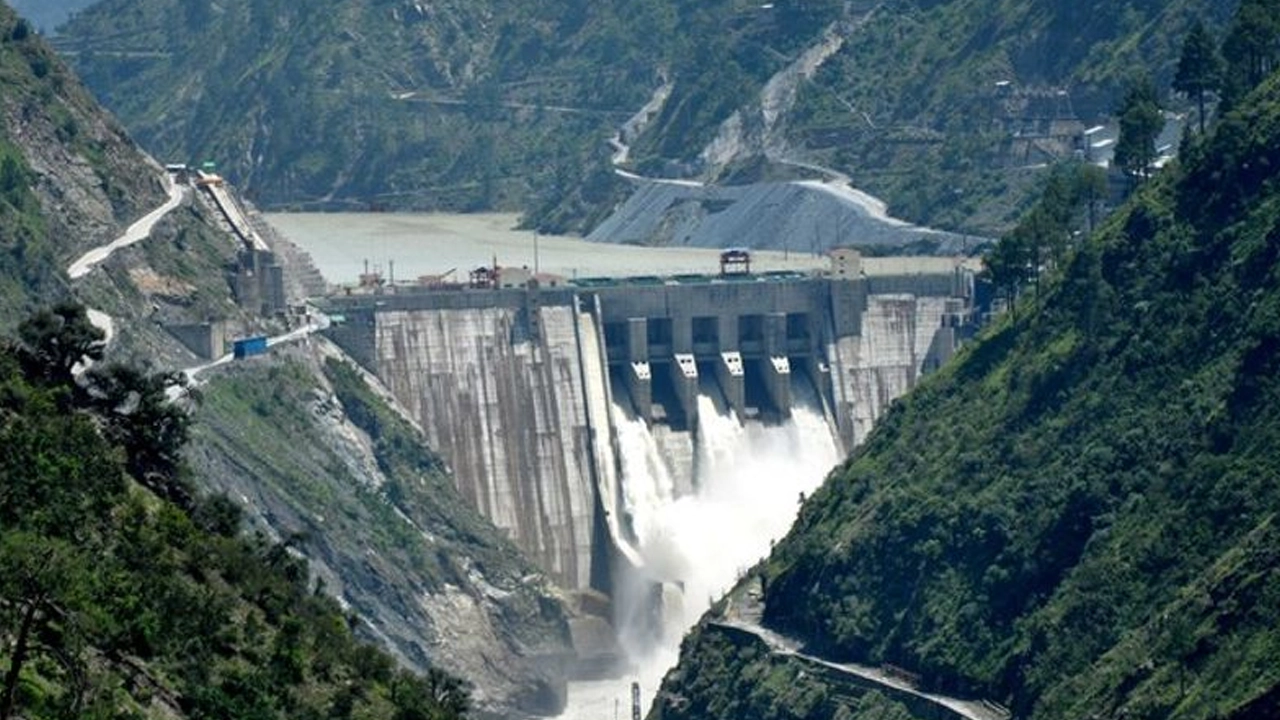 চেনাব নদীর বাঁধ খুলে দিল ভারত, পাকিস্তানে বন্যার শ...