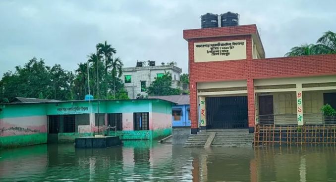 অবিরাম বৃষ্টিতে বিভাগীয় নগরী রংপুরে নিম্নাঞ্চল প্লাবিত