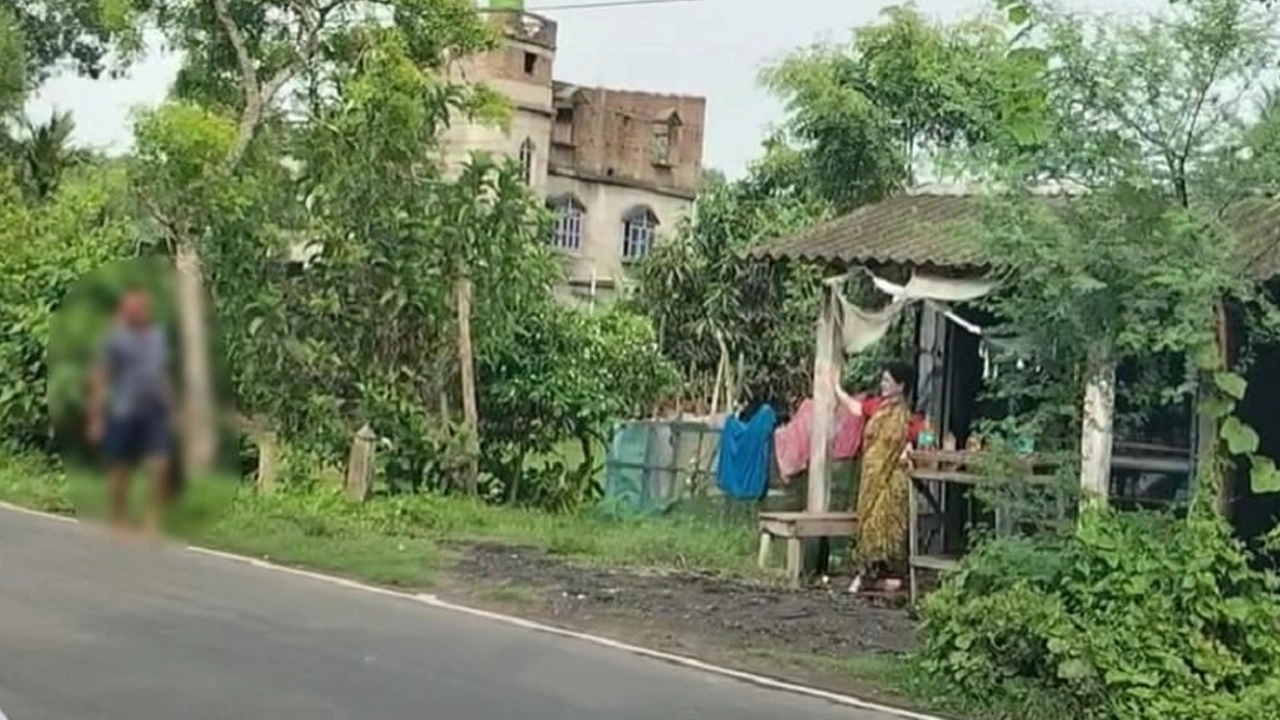 ভাবির কাটা মাথা নিয়ে হাঁটছেন দেবর...