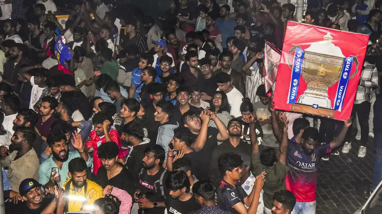 ভারতে আরসিবির ট্রফি প্যারেডে পদদলিত হয়ে নিহত ১১...