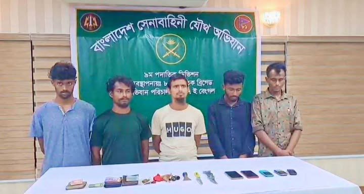 সাভারে দেশীয় অস্ত্রসহ পাঁচ ছিনতাইকারীকে গ্রেপ্তার ...