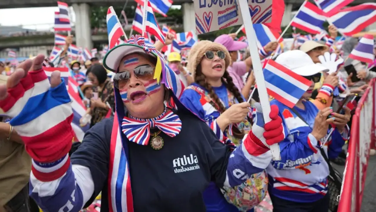 এবার এশিয়ার এক দেশে প্রধানমন্ত্রীর পদত্যাগ দাবিতে ...