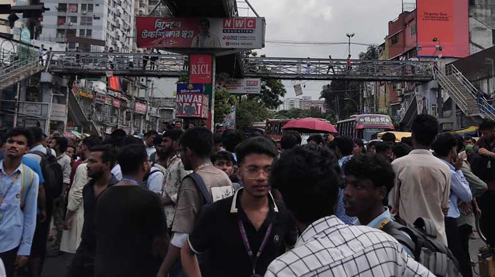 সায়েন্স ল্যাব মোড়ে আইডিয়াল শিক্ষার্থীদের অবরোধ...