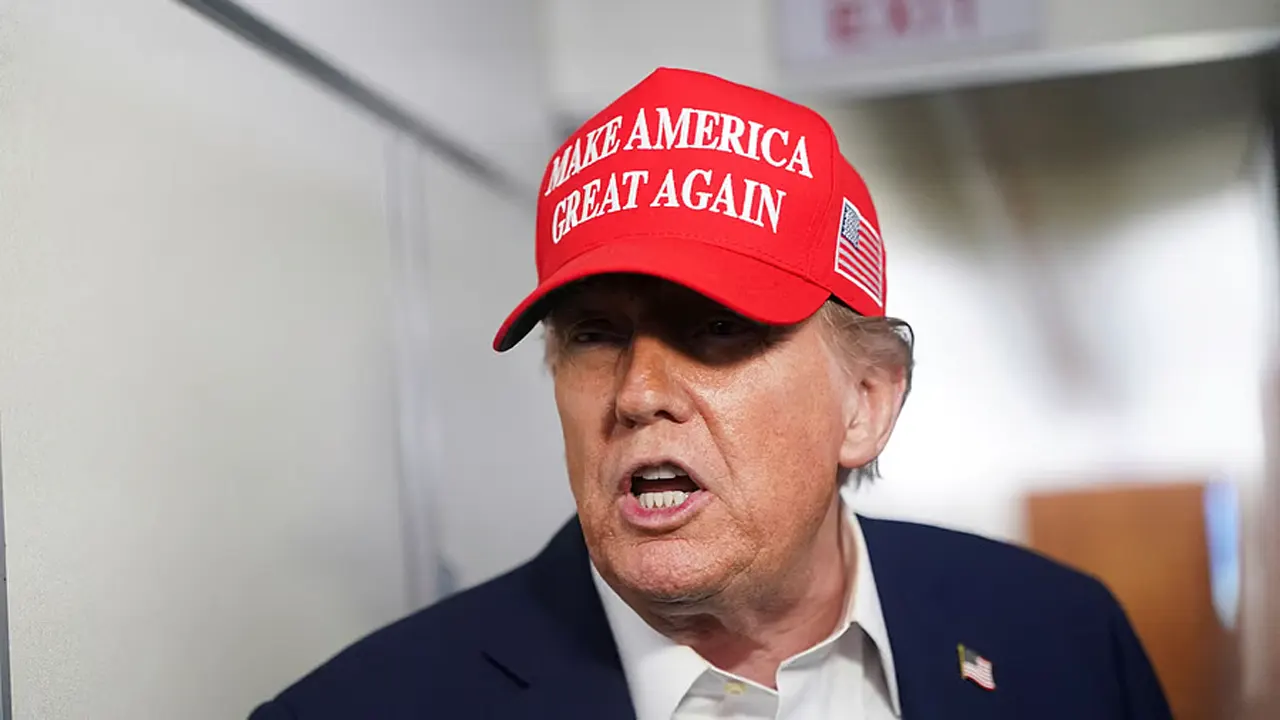 ১২ দেশের শুল্কের চিঠিতে সই করেছেন ট্রাম্প, বাংলাদে...