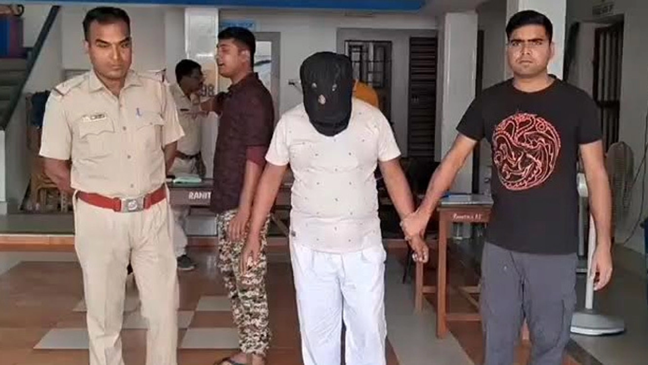 ভারতে ঢুকেই স্বেচ্ছাসেবক লীগ নেতা গ্রেপ্তার...