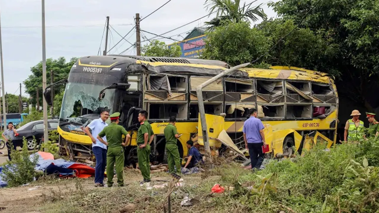 স্লিপার বাস উল্টে শিশুসহ নিহত ১০...