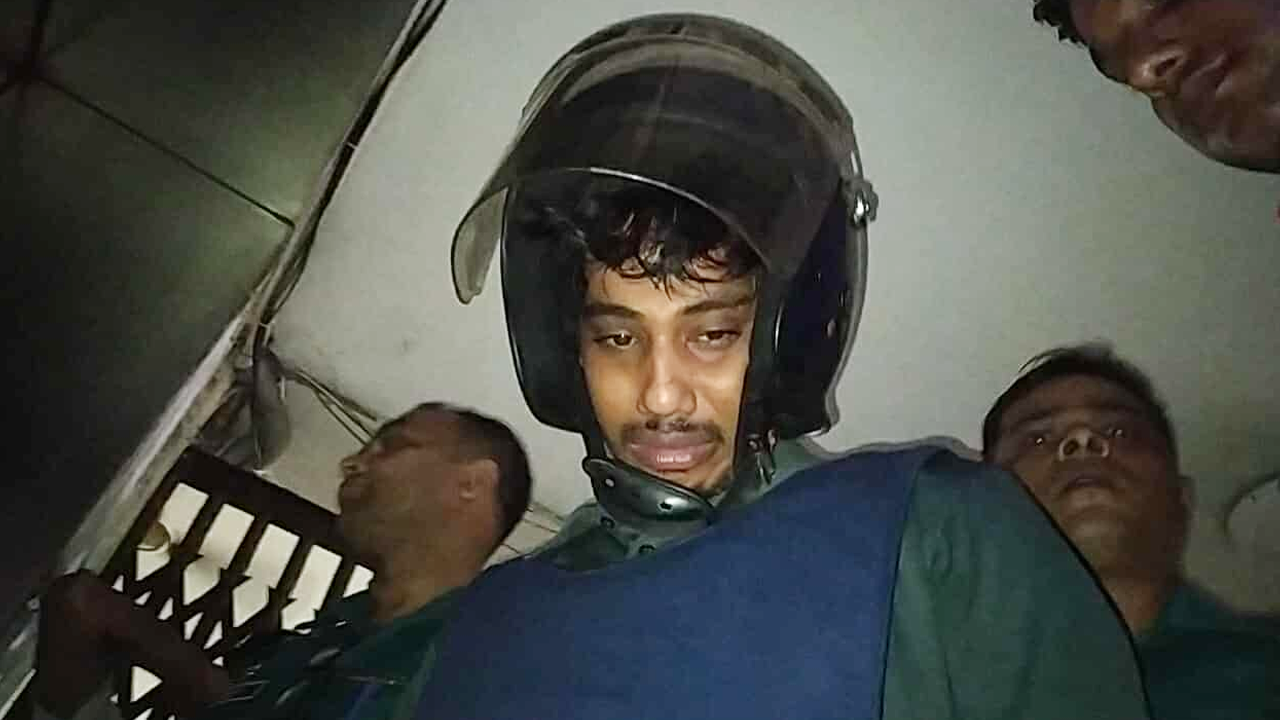 গণতান্ত্রিক ছাত্র-সংসদের বহিষ্কৃত নেতা অপু আদালতে,...