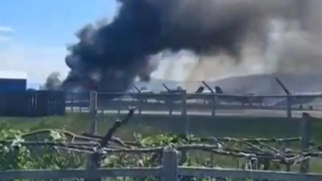 বিমানবন্দরের পার্কিংয়ে ক্র্যাশ ল্যান্ডিং, একাধিক ব...