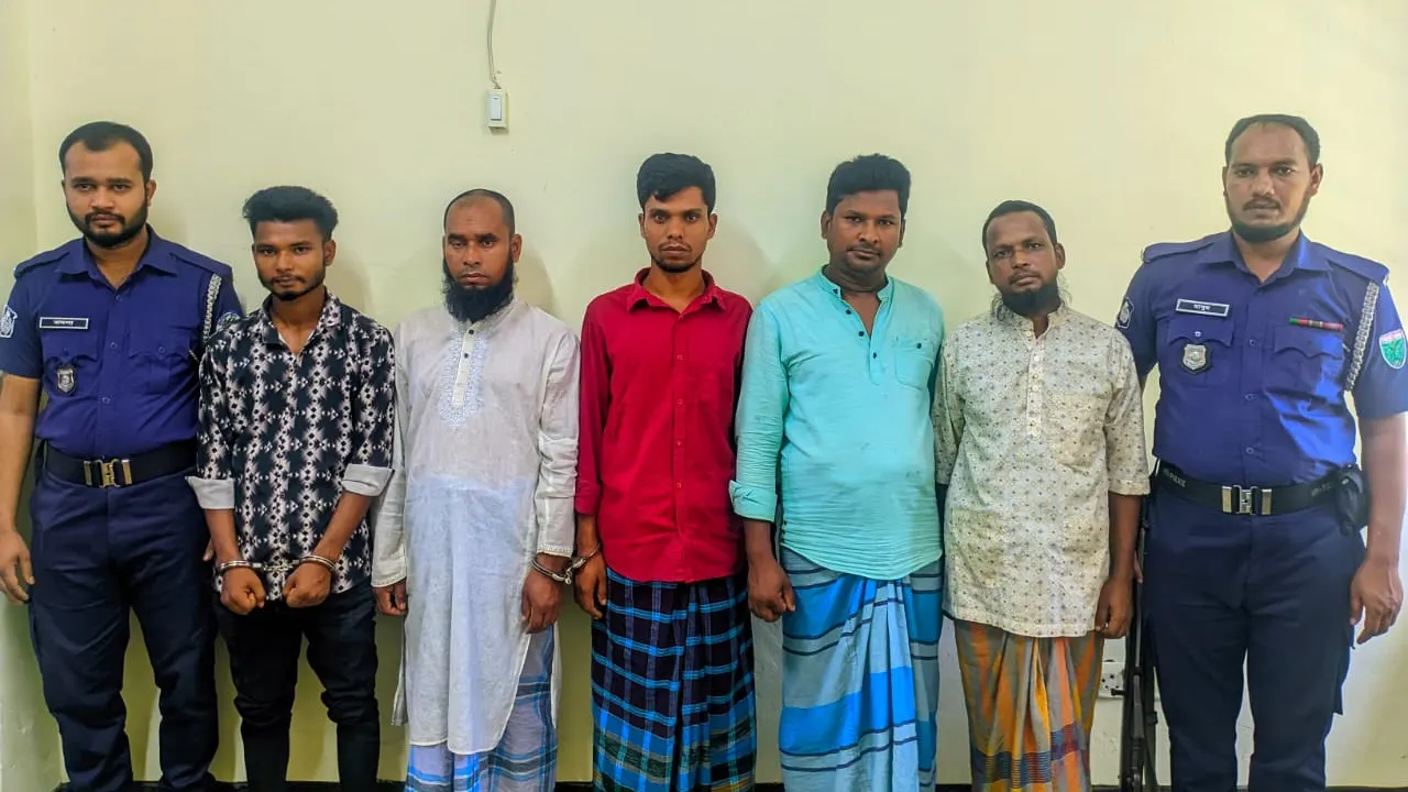 সাদা পাথর লুটের ঘটনায় গ্রেপ্তার ৫...