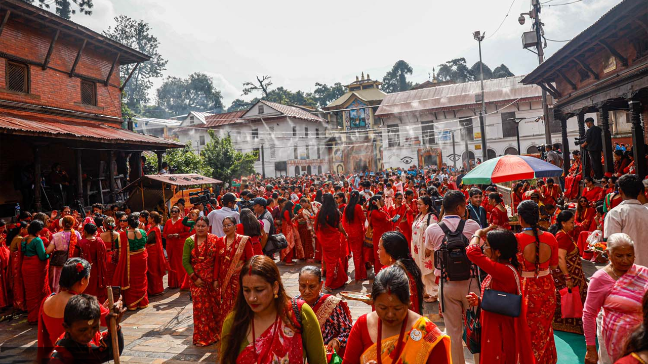 লালে রঙিন হাজারো নারী, স্বামীর জন্য করলেন প্রার্থন...