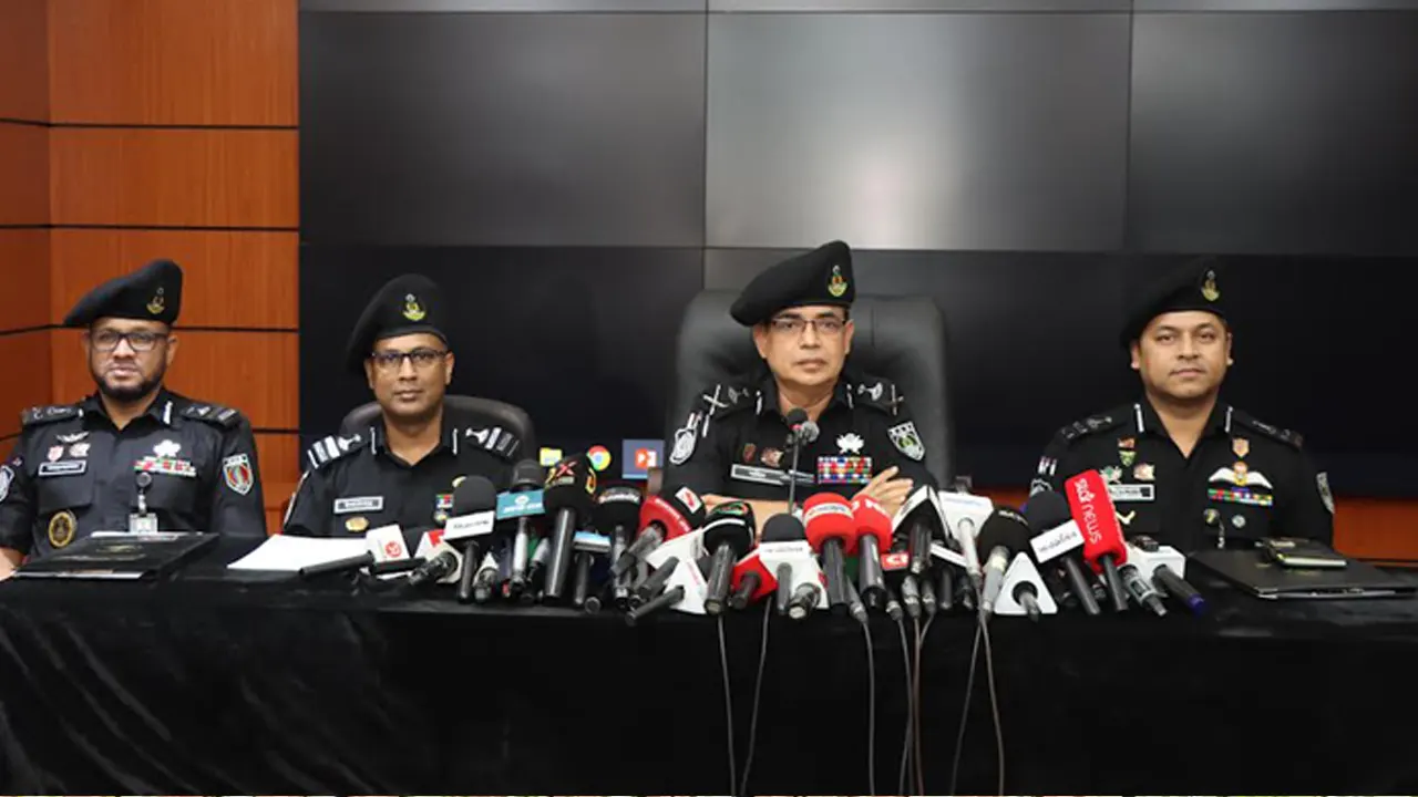 কদমতলীতে বিদেশি পিস্তল-গুলিসহ গ্রেপ্তার ২...