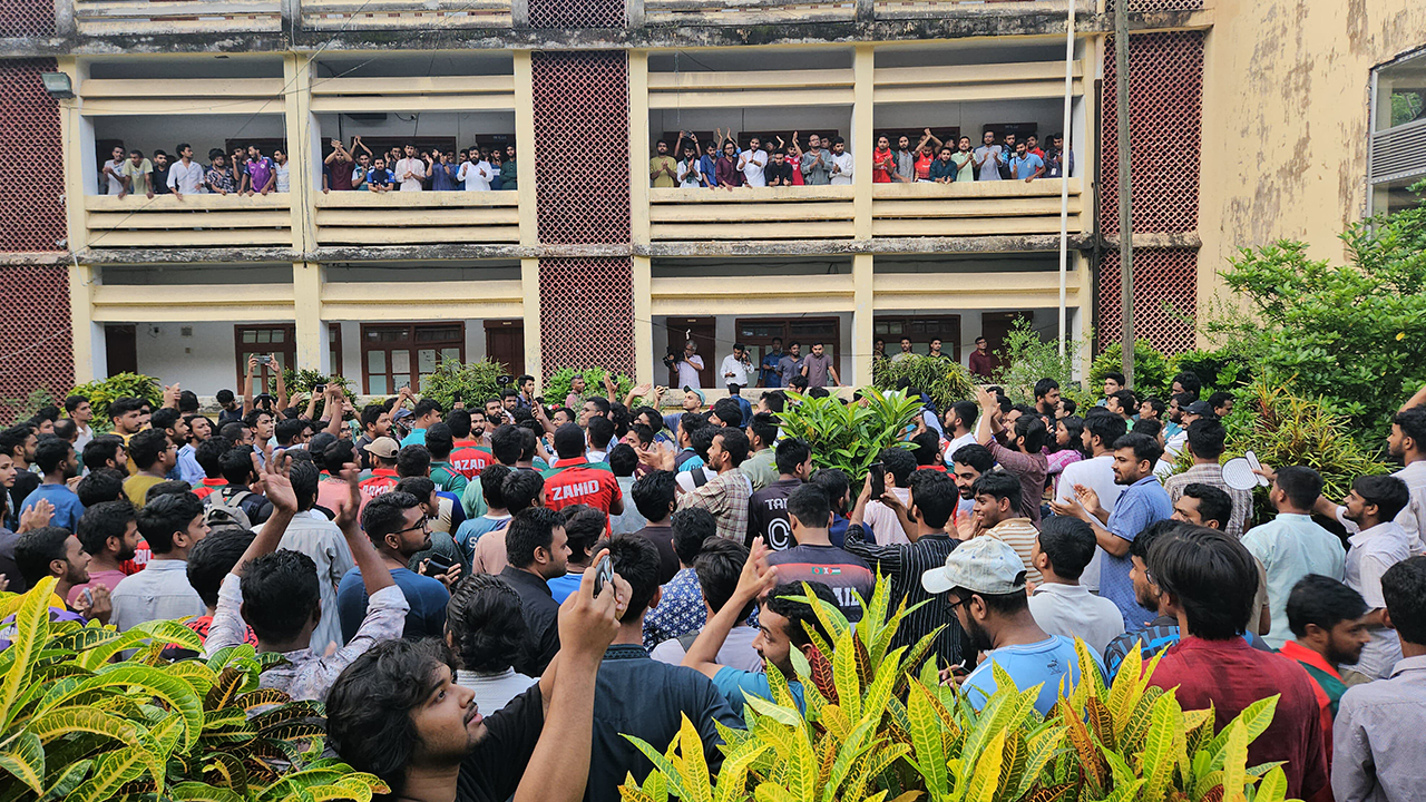 শিক্ষক-শিক্ষার্থীদের ধস্তাধস্তিতে উত্তপ্ত রাবি...