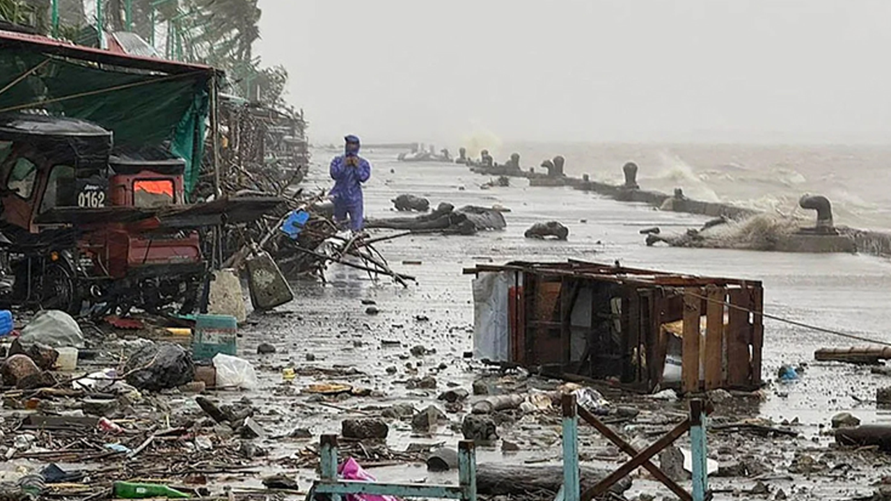 সুপার টাইফুনের কারণে স্কুল ও ব্যবসা প্রতিষ্ঠান বন্...