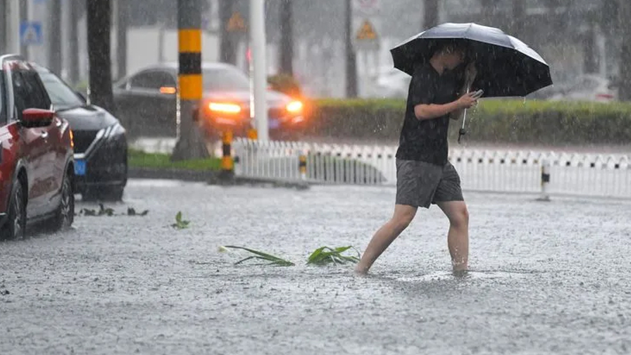 আঘাত হেনেছে ঘূর্ণিঝড় মাতমো...