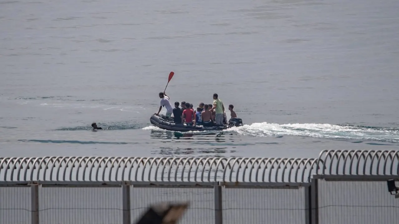 ইউরোপ যেতে সাঁতরে সাগর পাড়ি দিলেন মা ও ১০ বছরের সন...