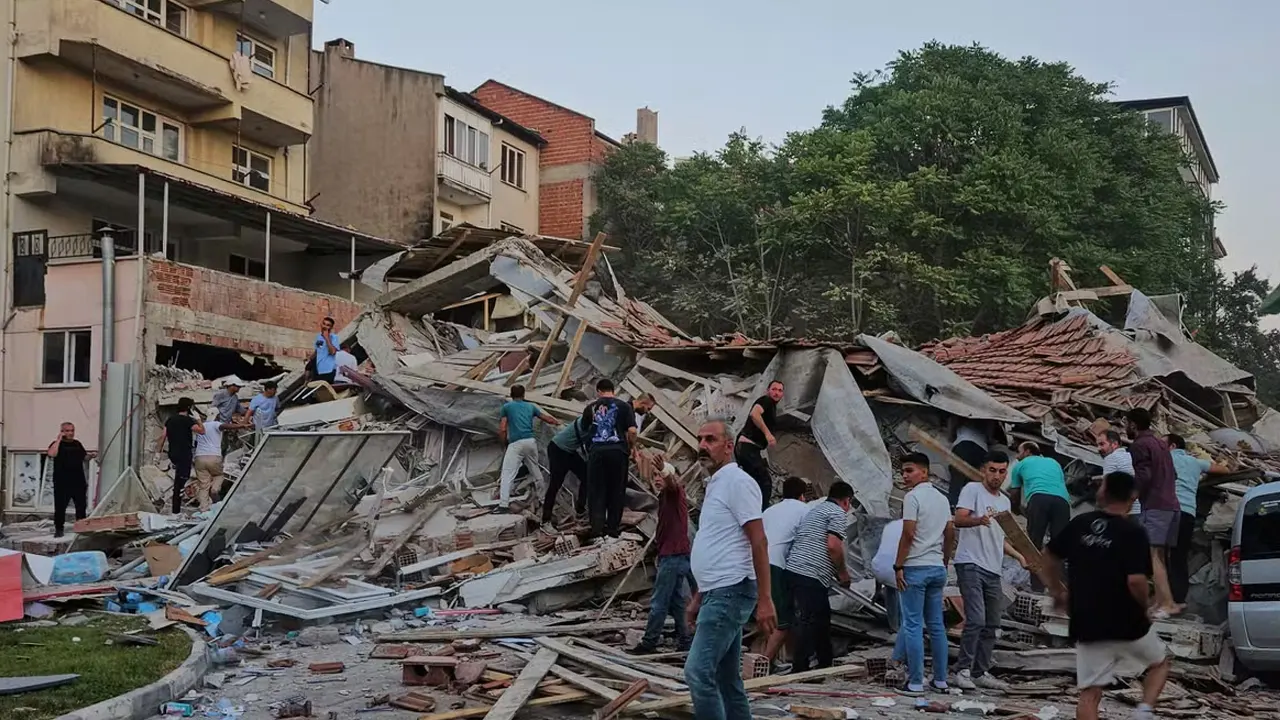 তুরস্কে শক্তিশালী ভূমিকম্প, একাধিক ভবনধস...