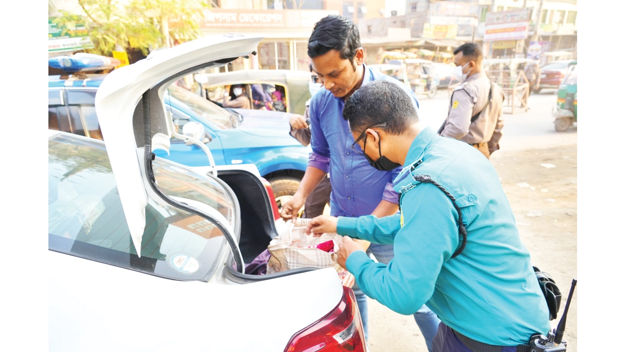 সন্দেহজনক গাড়িতে পুলিশের কড়া দৃষ্টি...