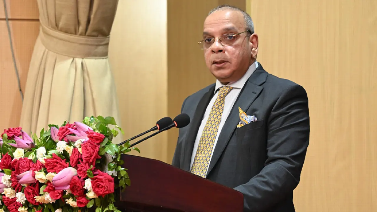 তিন বিচারপতির কাছে ব্যাখ্যা চেয়েছেন প্র তিন বিচারপতির কাছে ব্যাখ্যা চেয়েছেন প্র